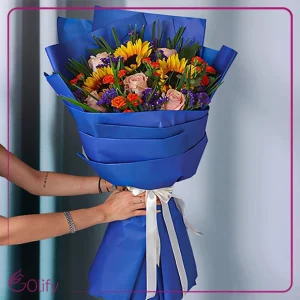 دسته گل رز صورتی و گل آفتابگردان